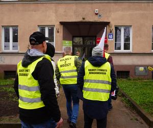 Protest rolników 4 kwietnia w Olsztynie. Strajkujący zostawili ministrowi Kulaskowi butelkę z nawozem