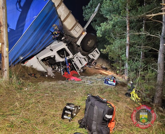 Groźny wypadek w powiecie zawierciańskim. Samochód ciężarowy dachował w rowie. Dwie osoby uwięzione