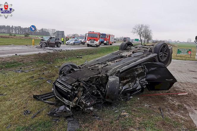 Groźny wypadek na trasie Piaski – Chełm! Jedno z aut dachowało! [ZDJĘCIA]