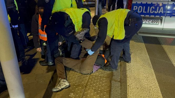 Warszawa. Ostatnie Pokolenie kontra policja. Kolejna próba zablokowania Wisłostrady [ZDJĘCIA].