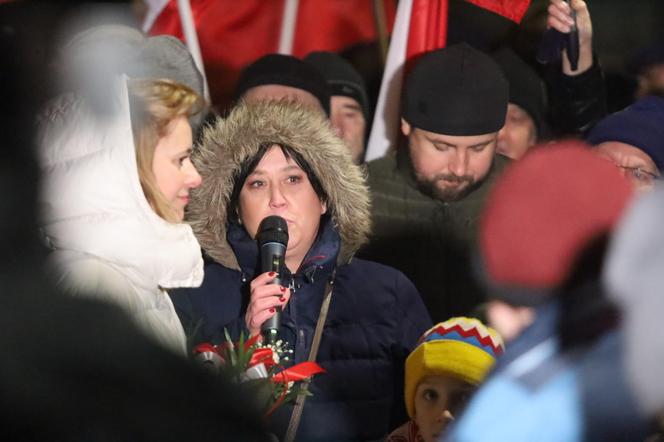 Żona Macieja Wąsika czeka na męża pod więzieniem