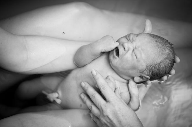 Naukowcy wskazują korzyści z porodu w wodzie: mniej nacięć krocza i większa satysfakcja rodzących