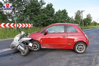 Fiat kierowany przez 70-latka zderzył się z motocyklistą