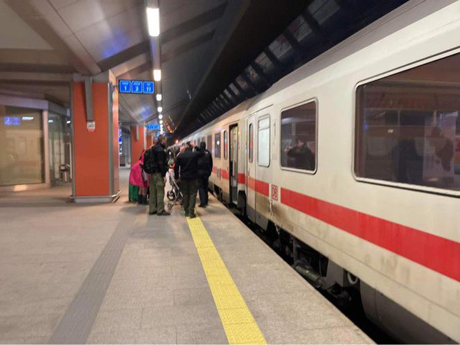 Uchodźcy z Krakowa wyjechali do Niemiec. Czekały na nich specjalne pociągi