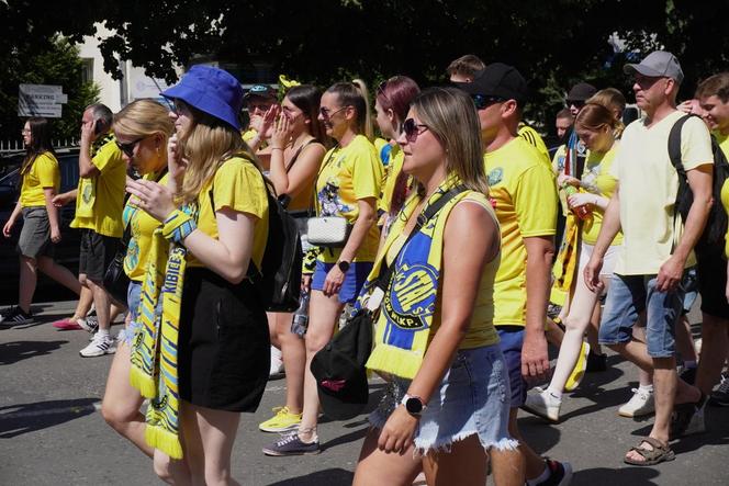 Przemarsz kibiców Stali Gorzów przed meczem z Falubazem Zielona Góra