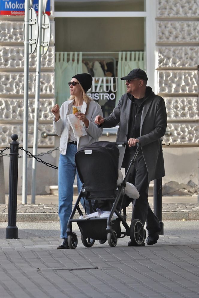 Krzysztof Ibisz z rodziną na spacerze