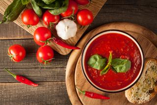 Zupa pomidorowa z suszonymi pomidorami i bazylią