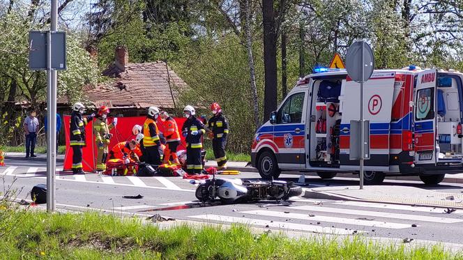 Wypadek w Nowych Żukowicach. Motocyklista ciężko ranny po zderzeniu z samochodem