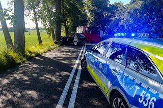 Jechali na obiad do rodziny. Rozbili się na drzewie. Dobrzy ludzie, zawsze pomocni