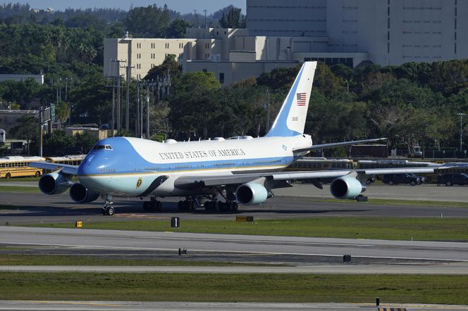 Luksusowy samolot Trumpa! Złote ściany, luksus aż kapie!