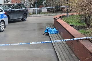 Kolejna makabra w Warszawie. Zwłoki mężczyzny na chodniku, co tam się stało?