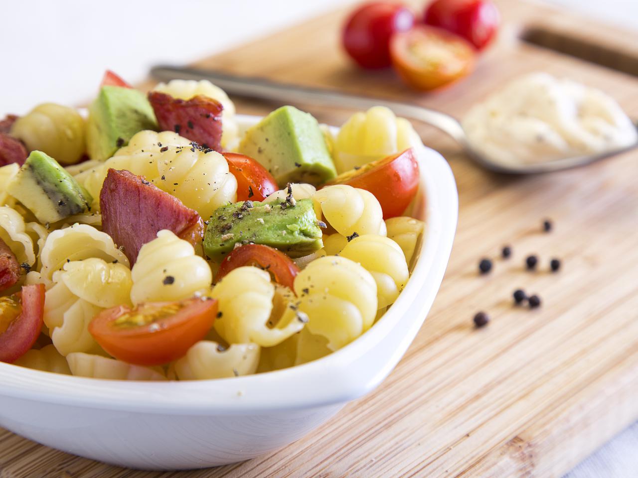 Sałatka z makaronem, smażonym boczkiem, awokado i pomidorkami koktajlowymi