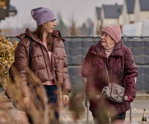 Na Wspólnej odc. 4025. Krystyna Agier (Małgorzata Knothe), Ula (Julia Jurek)