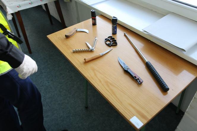 Łódź: Publikował zdjęcia policjantów i ich rodzin oraz nawoływał do prześladowania. Pokazał kastety i broń podpisując "Wpadajcie pieski"