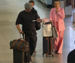 Anna Mucha z rodziną na lotnisku