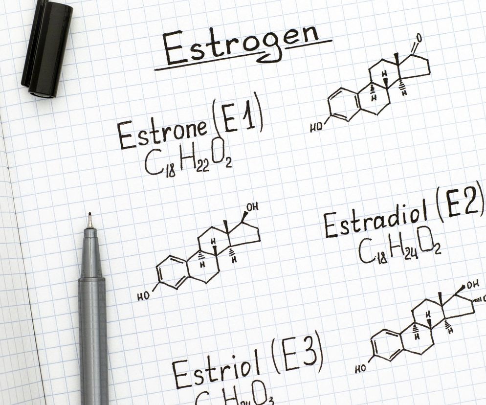 Estrogeny czyli estron, estriol i estradiol to grupa trzech hormonów podobnych do siebie pod względem struktury molekularnej.