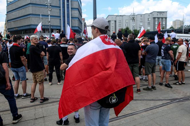 Protest przeciwko imigrantom.Tysiące kibiciów na ulicach Katowic