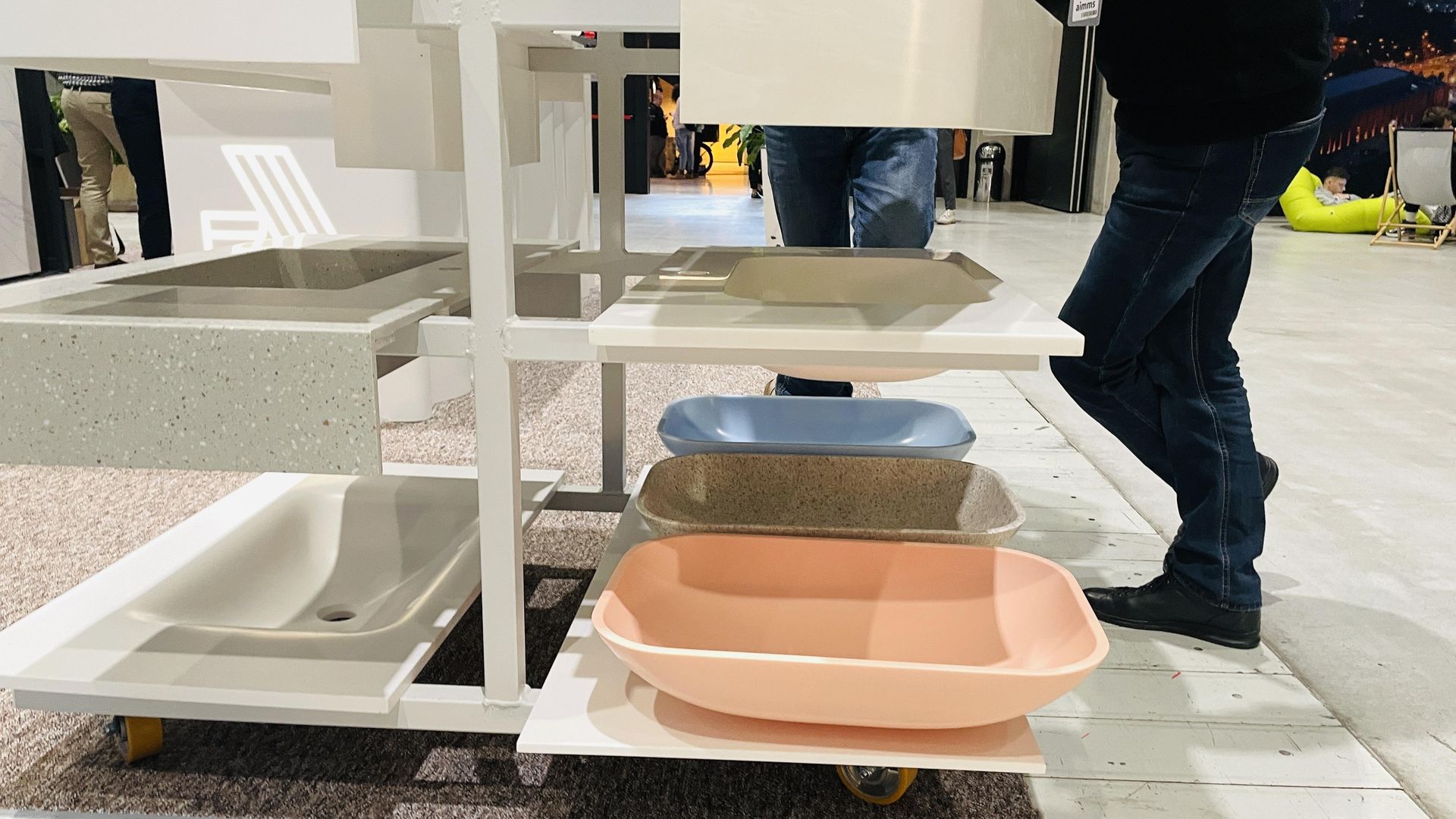 4 Design Days 2025. Kolorowe umywalki