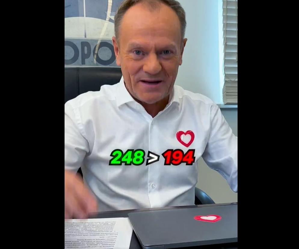 Tusk ujawnił pilnie strzeżony sekret?! Dziennikarz przyjrzał się kartce na jego biurku