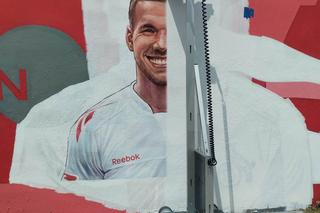 Mural z Podolskim znika