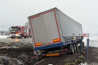 Potworna kraksa osobówki z tirem na DK 75 pod Nowym Sączem. Kierowca nie przeżył