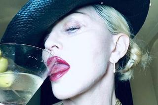 62-letnia Madonna pokazała NAGI BIUST. Musi podpierać się kulą
