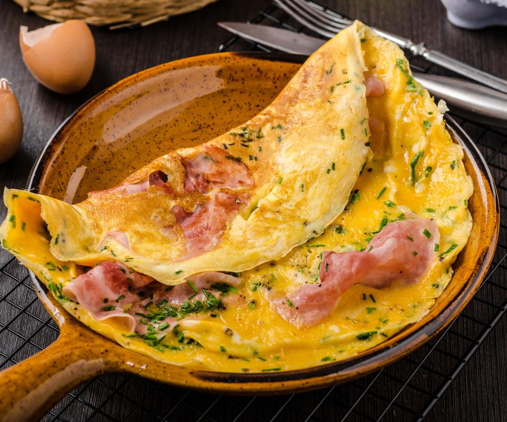 Omlet z szynką i szczypiorem