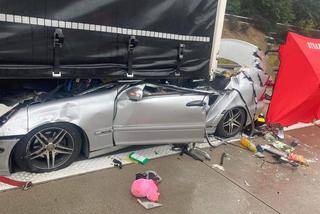 Mercedes wbił się w naczepę ciężarówki. Jedna osoba nie żyje, dwie są ranne 