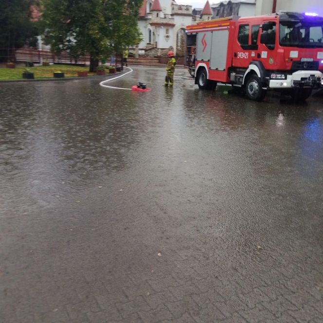 Obraz po gwałtownych burzach w Małopolsce. Kraków pod wodą, setki interwencji strażaków w województwie