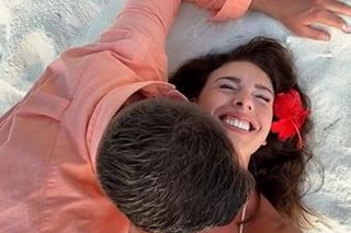 Klaudia Halejcio migdali się z ukochanym na piasku