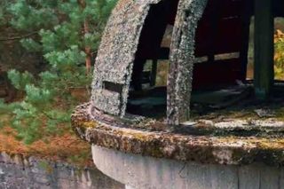 Tajemniczy opuszczony obiekt w Postołowie na Pomorzu. Wybudowano 144 krypty i nie dokończono budowli 