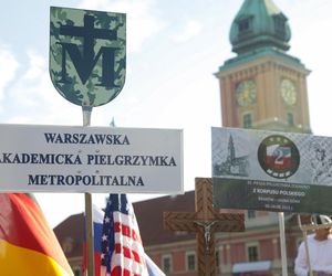 Uczestnicy 45. Warszawskiej Akademickiej Pieszej Pielgrzymki Metropolitalnej na Jasną Górę