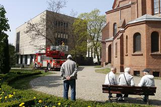 Silny wiatr uszkodził dach kościoła na pl. Wolności w Bydgoszczy. Konieczna była interwencja strażaków [ZDJĘCIA]