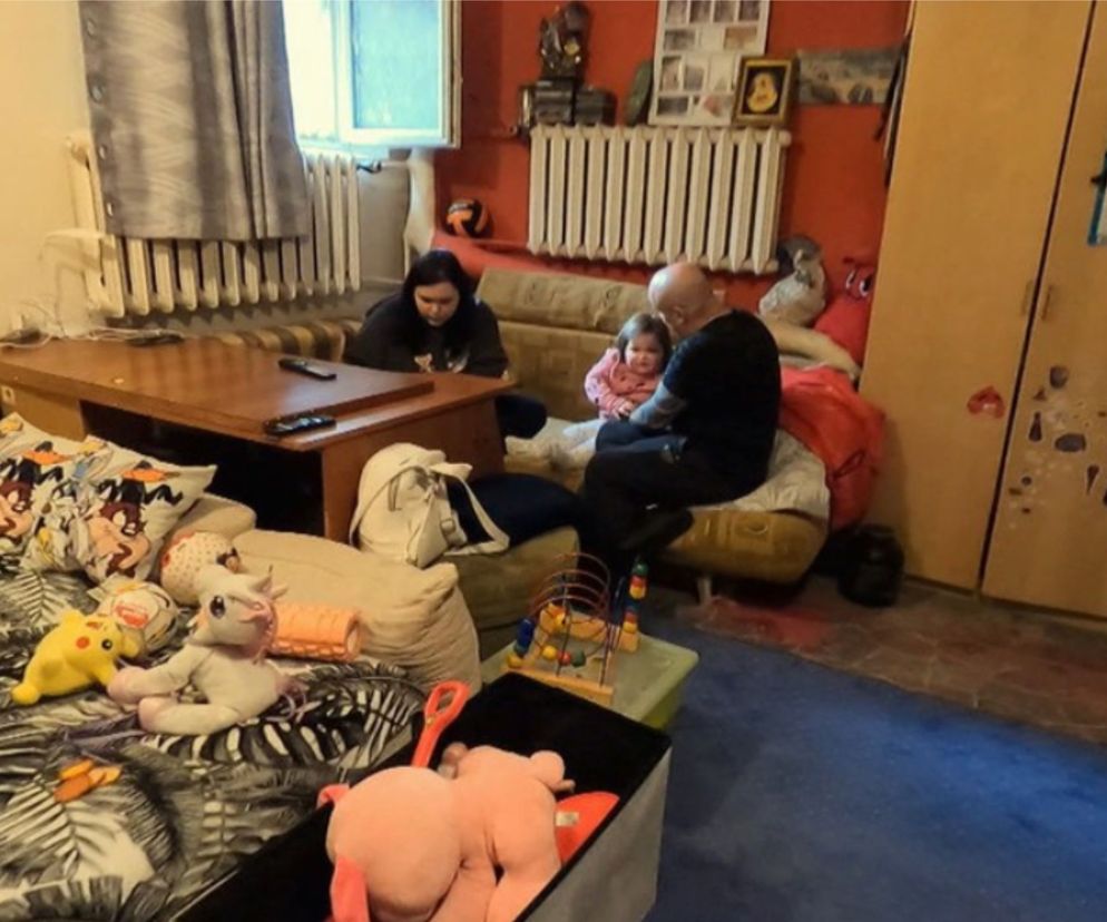 Rodzina mieszka w piwnicy