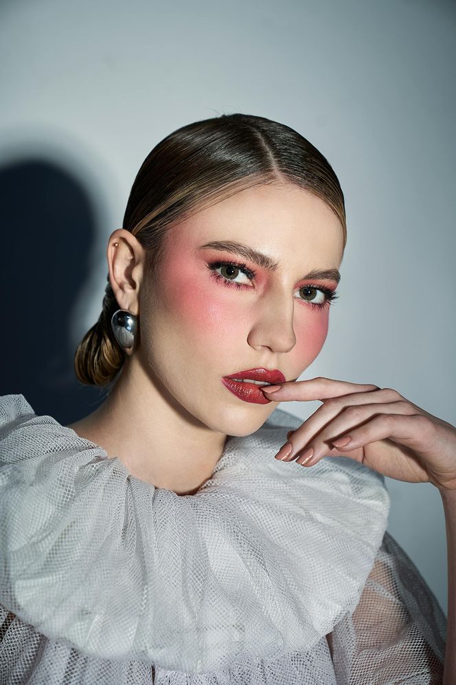 Jesienne trendy w makijażu. Te kolory na ustach i powiekach będą świetnym dopełnieniem ciepłej garderoby