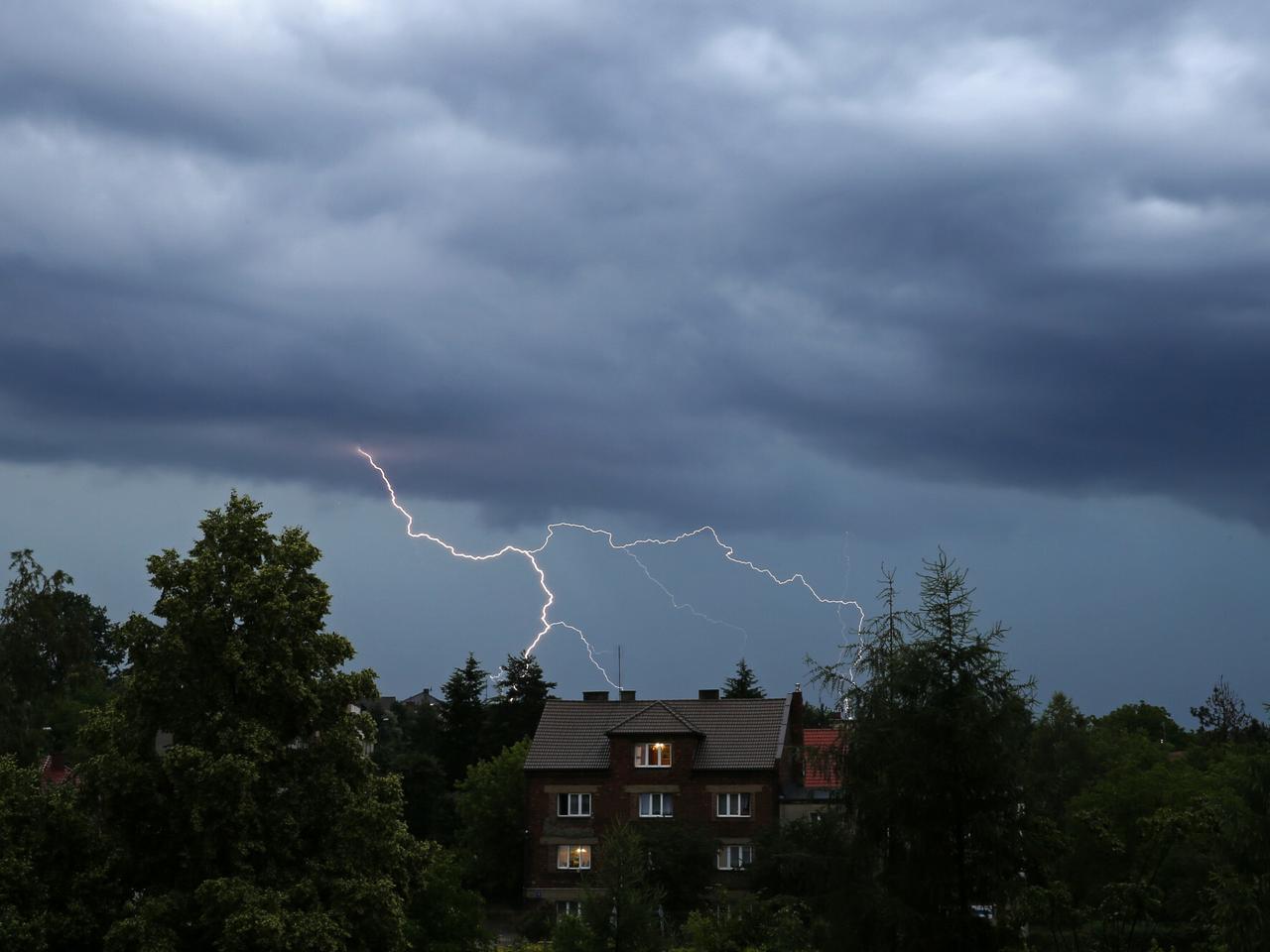 Gwałtowne załamanie pogody! Zamiast słońca burze i grad