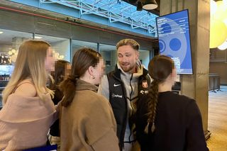 Casha otoczony przez wianuszek fanek