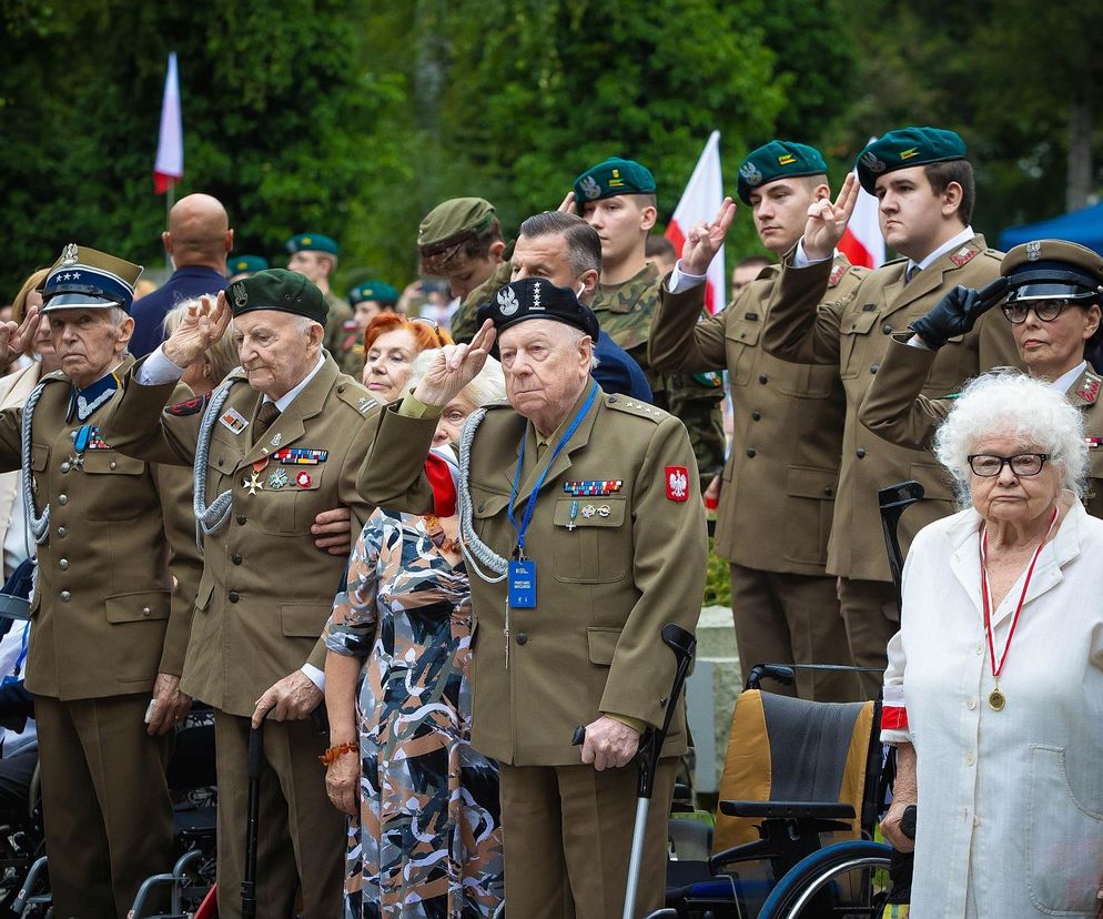 Powstańcy przed pomnikiem