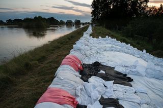 Trwa umacnianie wałów w Brzegu Dolnym. Mieszkańcy stają na rzęsach, by miasto nie znalazło się pod wodą!