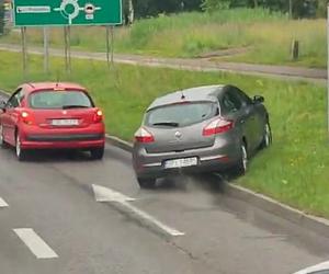 Mistrzowie jazdy na skróty w Katowicach. Co wyprawiają ci kierowcy?! WIDEO