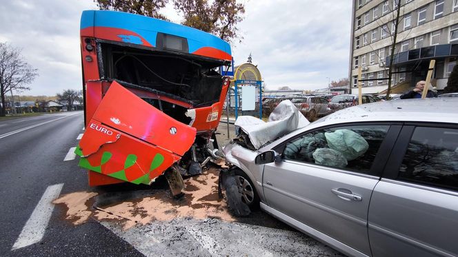 Wypadek w Puławach. 53-latek z 1,6 promila wjechał w autobus miejski