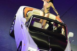 Piosenkarka Jessie J i Rolls-Royce Phantom Series II Drophead Coupe