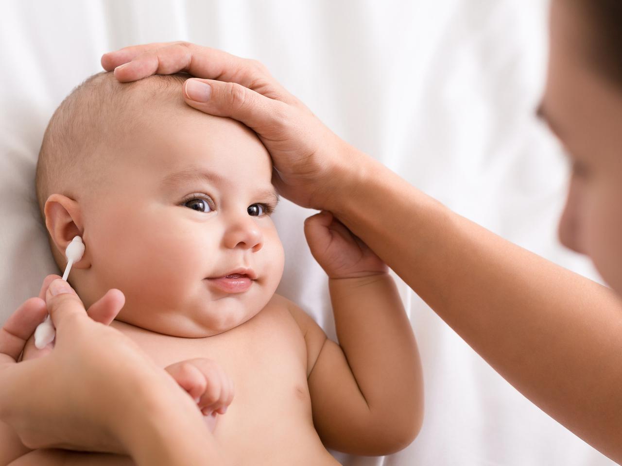 10 mitów związanych z pielęgnacją uszu noworodka i niemowlaka