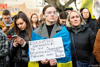  Kraków solidarny z Ukrainą. Setki osób przyszło na manifestację [ZDJĘCIA]