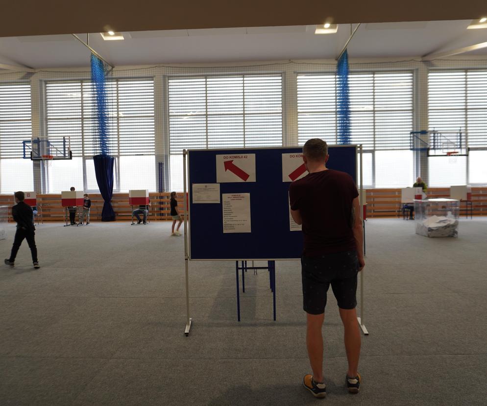 Wybory samorządowe 2024 w województwie pomorskim. Mieszkańcy wrzucają swoje głosy do urn