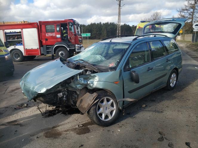 Koszmar na drodze. Roztrzaskane samochody i betonowe ogrodzenie. Wielu rannych w tym dzieci