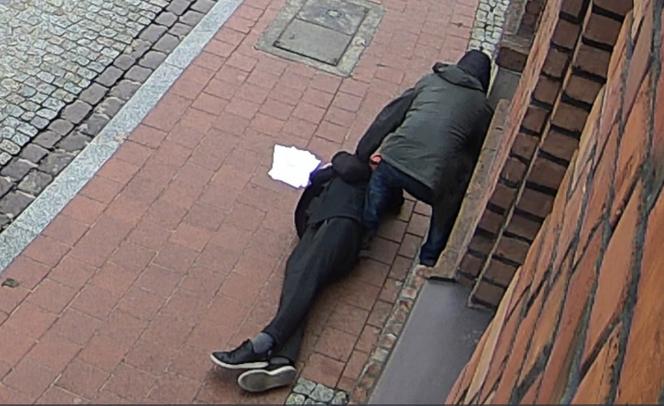 Wyszedł z komisariatu w Chełmży i runął na chodnik. Bohaterowie ruszyli mu na ratunek 