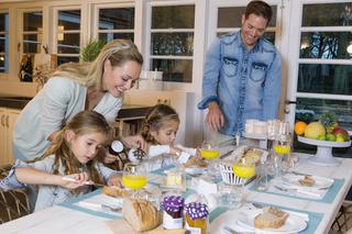 Dekoracja stołu na rodzinne śniadanie w Dniu Dziecka