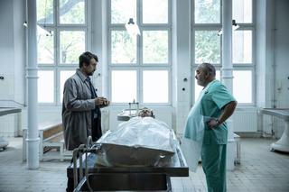 Motyw, odc. 3. Paweł Szulc (Michał Czernecki), Maks (Andrzej Konopka), patolog (Paweł Szczęsny)