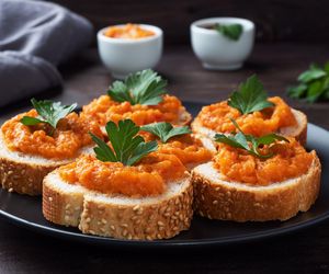 Kanapkowa pasta z papryki i pomidorów. Zdrowa alternatywa dla sklepowych smarowideł